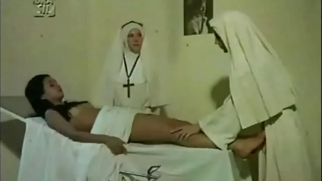 Ama tetona le enseña cojiendo viejas calientes
