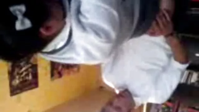 Chico joven dispara maduras calientes y tetonas una carga en las tetas de las mujeres maduras